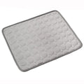 Chien qui se fraîchit sur un tapis gel gris clair - LuxPaw