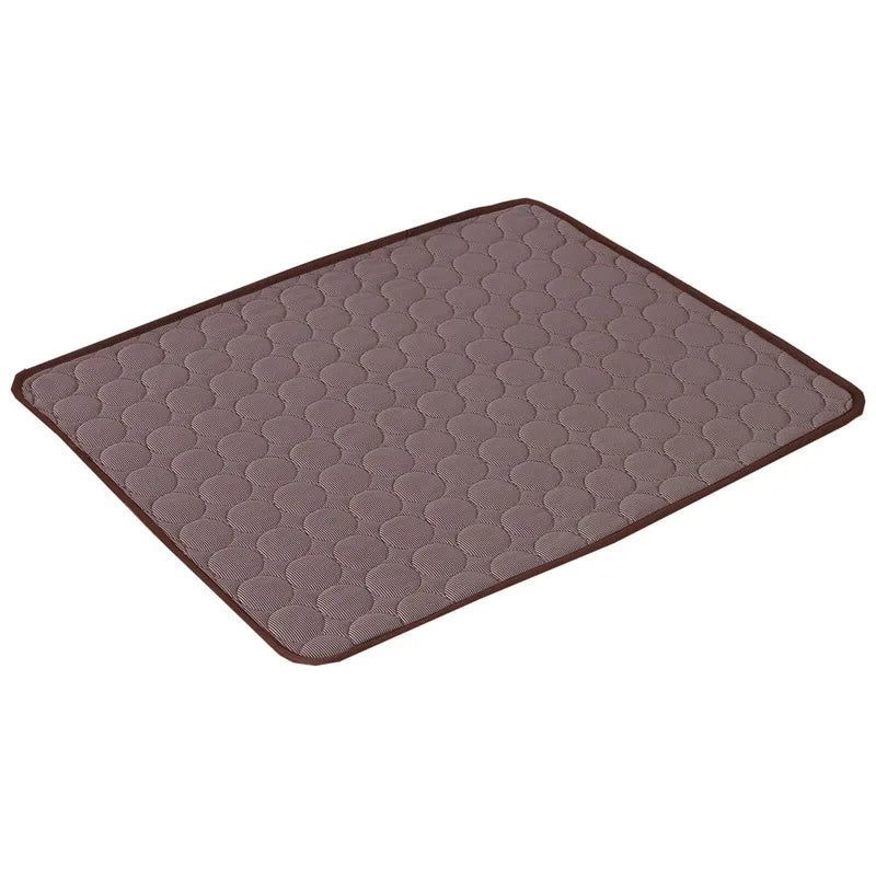 Chat allongé sur un tapis fraîchissant gel - LuxPaw